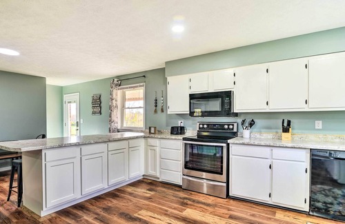 Russell Springs House | Sage Green Home w/ Wet Bar, 5 Mi to Lake!