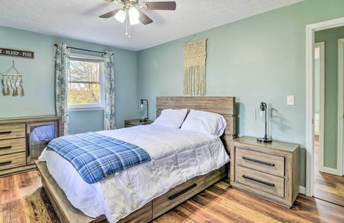 Russell Springs House | Sage Green Home w/ Wet Bar, 5 Mi to Lake!