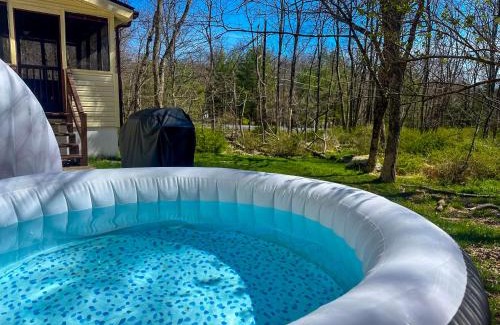 East Stroudsburg House | Sage Grove Sanctuary 3BD Hot Tub Fire Pit