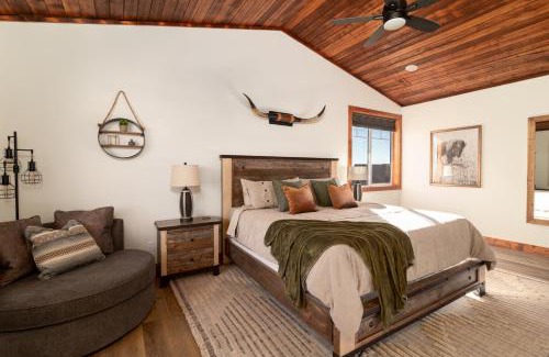 Orderville House | Sage Meadow Retreat-Brand New: Hot Tub, Pool Table, Shuffleboard