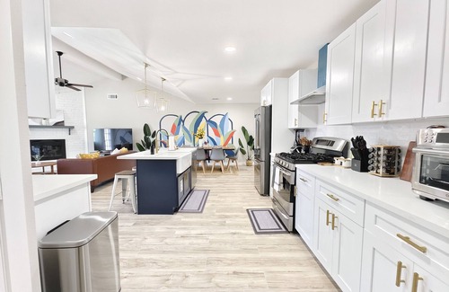 Southbelt/Ellington House | Sageview Cottage – Vibrant 4 BDR w/Pool! Pet Friendly, 20 Min to Downtown