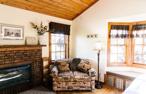 Moab Cabin | Sagewood Cabin @ Whispering Oaks, 20 miles from Moab!