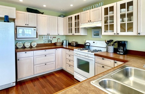 Boothbay Harbor Apartment | Sail Loft - Upscale Oceanfront on a Pier! Downtown Boothbay Harbor!