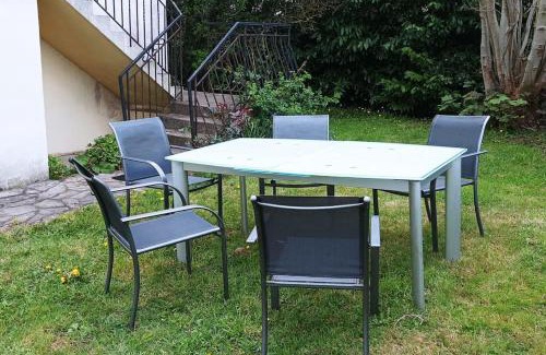 Saint-Brieuc House | Saint Brieuc sortie ville Logement dans maison année 1970 disposant de 5 chambres 6 personnes adultes ou enfants