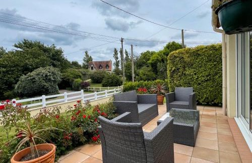 Sainte-Honorine-des-Pertes House | Saint Ho Mer Maison lumineuse vue mer 8 pers 4 chambres 2 sdb 2 WC étage rénové en 2025 belle terrasse grand jardin clos parking 8 mn à pied petite plage grand jardin près de Port en Bessin, Bayeux et plage Omaha beach