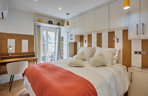 Saint-Germain-des-Pres Apartment | SaintGermainByCecile - Luxueux 2 pièces AC Bianca
