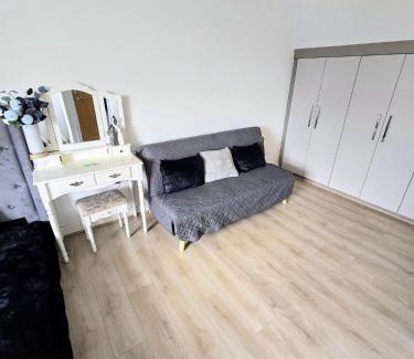 Seacroft House | Saints Homestay - Netflix - WiFi