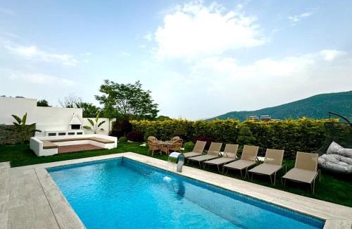 Sapanca Villa | Sakarya Sapanca Memnuniye de 2 oda 1 salon Özel Havuzlu , Muhafazakar , Şömineli , Jakuzili 6 Kişilik Tatil Villası