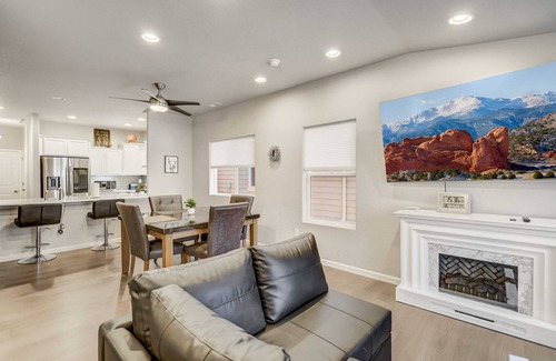 Southeast Colorado Springs Apartment | Sakura Springs | Garden of the Gods | Dog Friendly