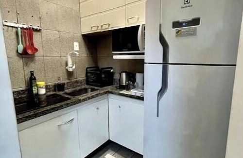 Ponta da Praia Apartment | Sala Living WiFi, Smart TV e AR. Meia quadra praia