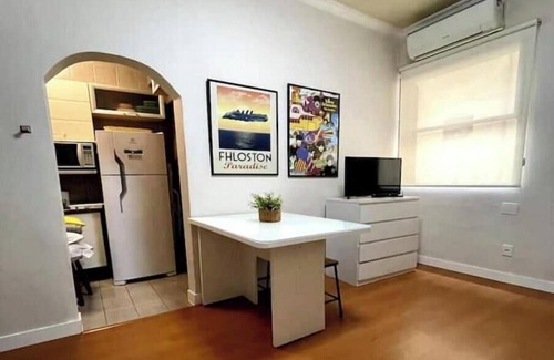 Ponta da Praia Apartment | Sala Living WiFi, Smart TV e AR. Meia quadra praia