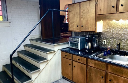 Clifton Forge Cabin | SALE! Stained Glass - King Bed - Piano - Fireplaces - Hike, Douthat, Fly Fishing