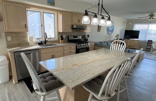 Point Pleasant Beach House | SALE WEEK! 2nd Fl Unit/Duplex-Spacious. Close to the beach, 6 beach tags Parking