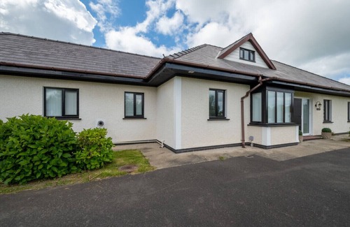 Cross Inn House | Salem - Five Bedroom House, Sleeps 11