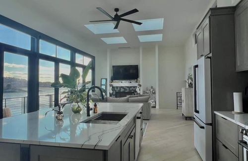 Salem House | Salem Waterfront Couples Retreat - 1 mi Downtown!
