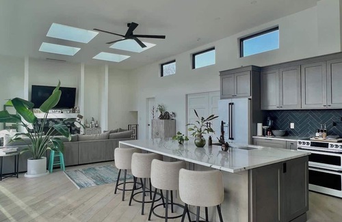 Salem House | Salem Waterfront Couples Retreat - 1 mi Downtown!