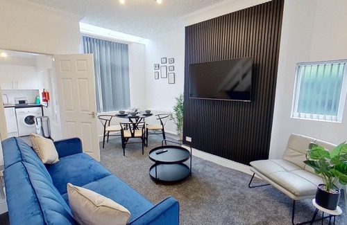 Salford House | Salford-house-sleeps6-parking-garden-wifi