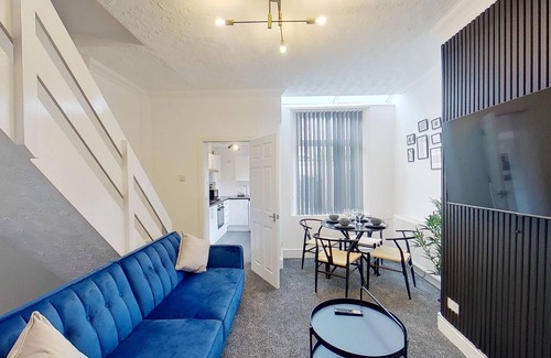 Salford House | Salford-house-sleeps6-parking-garden-wifi