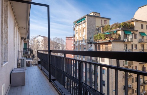 Calvairate House | Salgari Top Floor - Large & bright