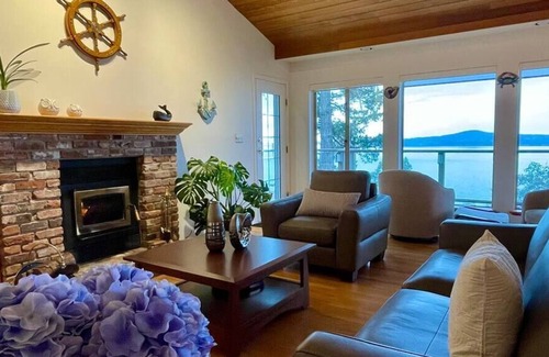 Pender Island Villa | SaliHaven: Oceanfront 4Bedrom 3.5Bath 3Min to Lake