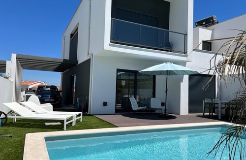 Salir do Porto Villa | Salir do Porto - Contemporary vacation home with private heated pool
