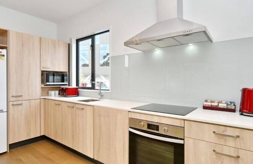 Christchurch City Centre House | Salisbury Style-City location: Spacious two bedroom apartment