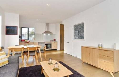 Christchurch City Centre House | Salisbury Style-City location: Spacious two bedroom apartment