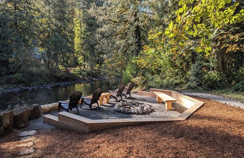 Welches House | Salmon River Waterfront Cabin w/Hot Tub! Dog Friendly!