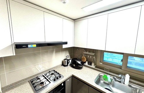 Yeonsu-gu Apartment | 'Salon de Lune' Park view, 3 min to Subway stn. Relaxing and cozy. Pet-Friendly!