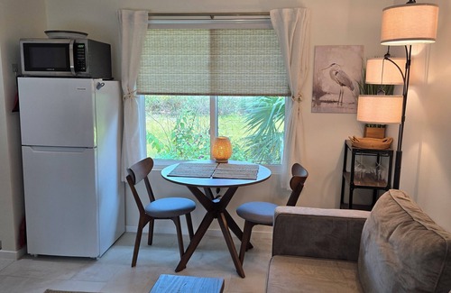 Panacea Cottage | SALT AIR AND SERENDIPITY Unit AnWALK TO THE BLUE CRAB FESTIVAL!