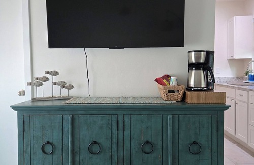 Panacea Cottage | SALT AIR AND SERENDIPITY Unit AnWALK TO THE BLUE CRAB FESTIVAL!