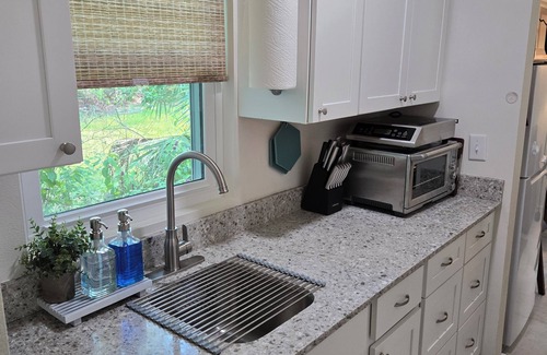 Panacea Cottage | SALT AIR AND SERENDIPITY Unit AnWALK TO THE BLUE CRAB FESTIVAL!