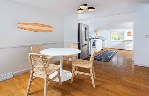 Newbury House | Salt and Cedar | Steps to Beach | Deck | A/C