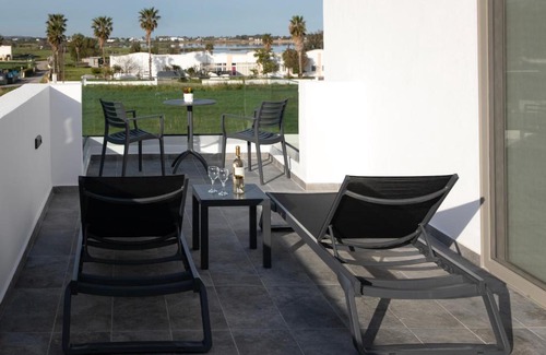 Tingaki Apartment | Salt lake view houses