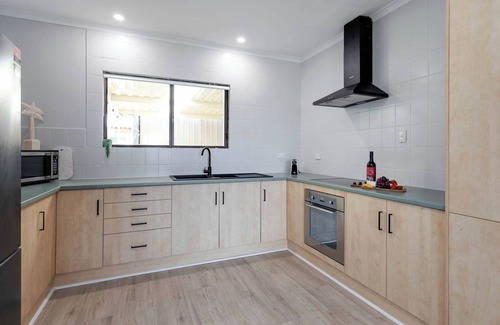 Carrickalinga House | Salt & Sage - Walk to beach/Trampoline/Nintendo Wii/Ping Pong/Basketball