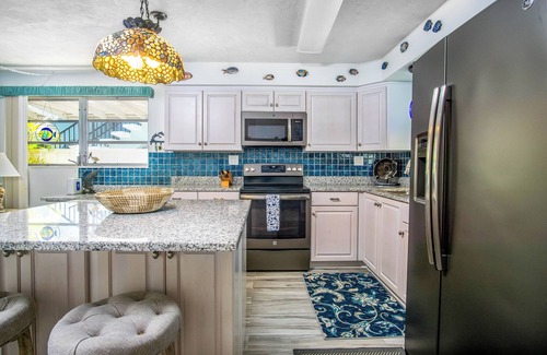 Coury House | Salt & Seaglass - With XL Porch, Waterfront, Dock, Pool Club. August now Open!