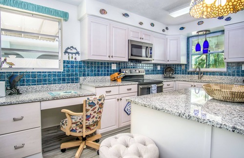 Coury House | Salt & Seaglass - With XL Porch, Waterfront, Dock, Pool Club. August now Open!