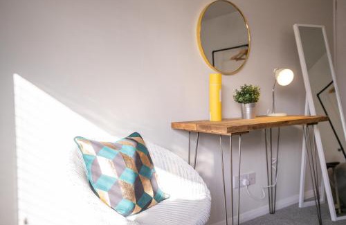 Ashby-de-la-Zouch House | Saltbox Properties- LARGE! 3 bed, 3 bath house, parking, fast wifi, town centre location! sleeps 6
