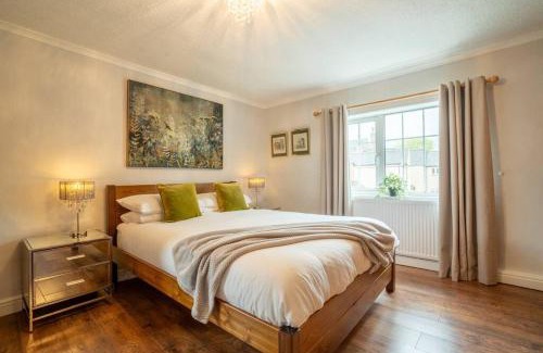 Ashby-de-la-Zouch Apartment | Saltbox Stays 3 bed house, 2 baths, sleeps 6, fast wifi, central location