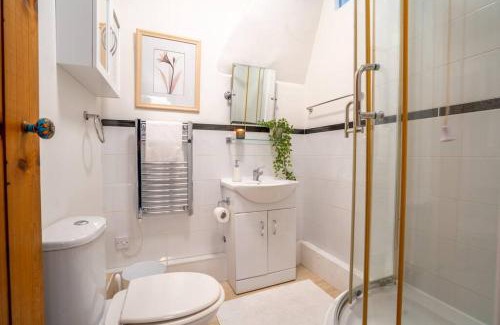 Ashby-de-la-Zouch Apartment | Saltbox Stays 3 bed house, 2 baths, sleeps 6, fast wifi, central location