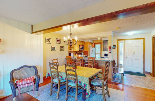 Quechee House | Saltbox townhome - mountain views - near Village of Quechee & Quchee Lakes