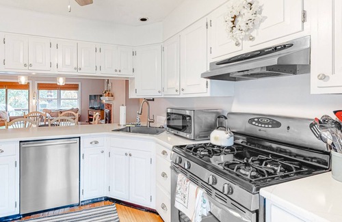 Quechee House | Saltbox townhome - mountain views, fireplace & washer/dryer - walk to Village