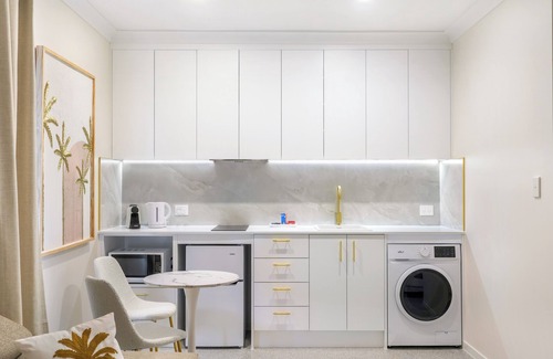 Runaway Bay Apartment | ​Saltbreeze Guest House – Luxury King Suite in Runaway Bay, Gold Coast