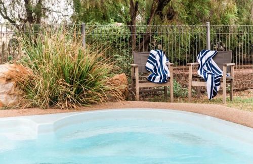 Longreach Cabin | Saltbush Retreat