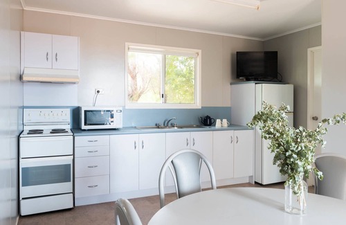 Longreach Cabin | Saltbush Retreat