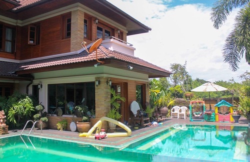 Doi Saket House | Salted pool luxury country villa near Bosang & Hot Springs with airport services