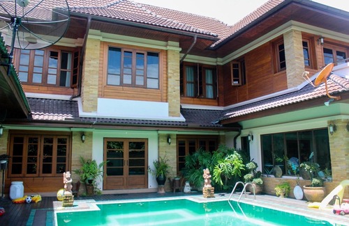Doi Saket House | Salted pool luxury country villa near Bosang & Hot Springs with airport services