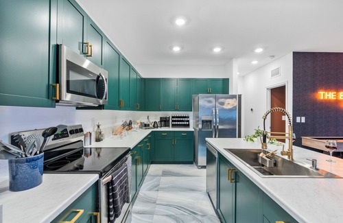 Richmond West House | Saltwater Pool, Hot Tub, 12-hole Miniature Golf & Pickleball + Basketball