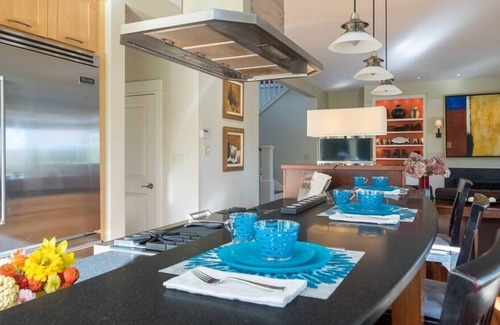 Long Green House | Saltwater Pool, Six person Hot Tub, Propane Fire Pit, Outdoor Dining Terrace.