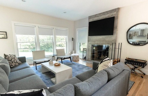 Portsmouth House | Saltwater pool walk to beach private estate